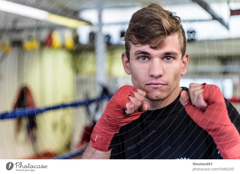 Porträt eines jungen Kampfkünstlers Portrait Porträts Portraits Kampfsportler boxen Sportler Faust Faust ballen Fäuste geballte Faust Einschüchterung