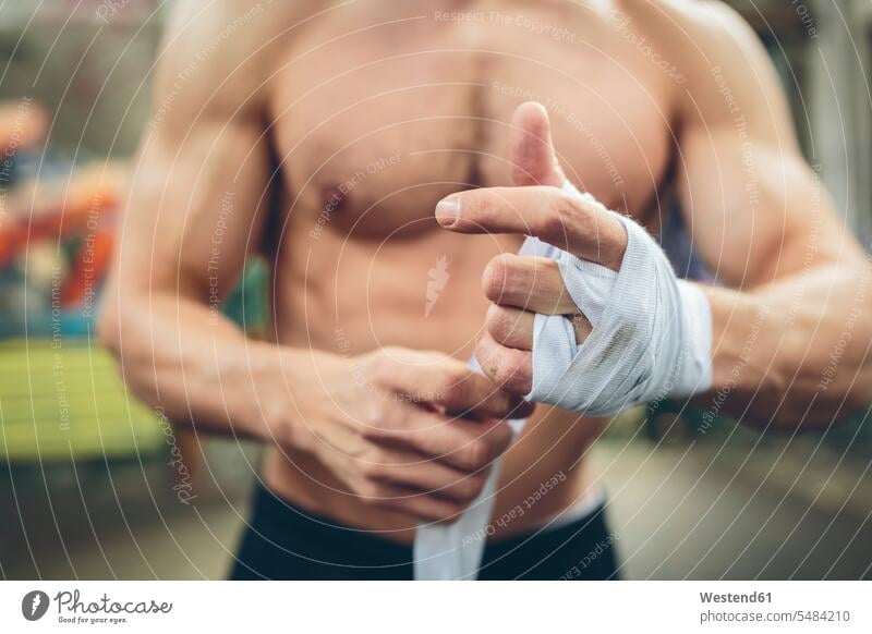 Boxer bandagiert seine Hand trainieren sportlich nackter Oberkörper freier Oberkörper Workout boxen Trainieren Übung Üben Übungen bandagieren verbinden