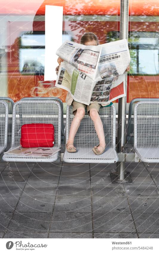Kleines Mädchen sitzt am Bahnsteig und liest Zeitung Zeitungen weiblich lesen Lektüre Kind Kinder Kids Mensch Menschen Leute People Personen Leser sitzen