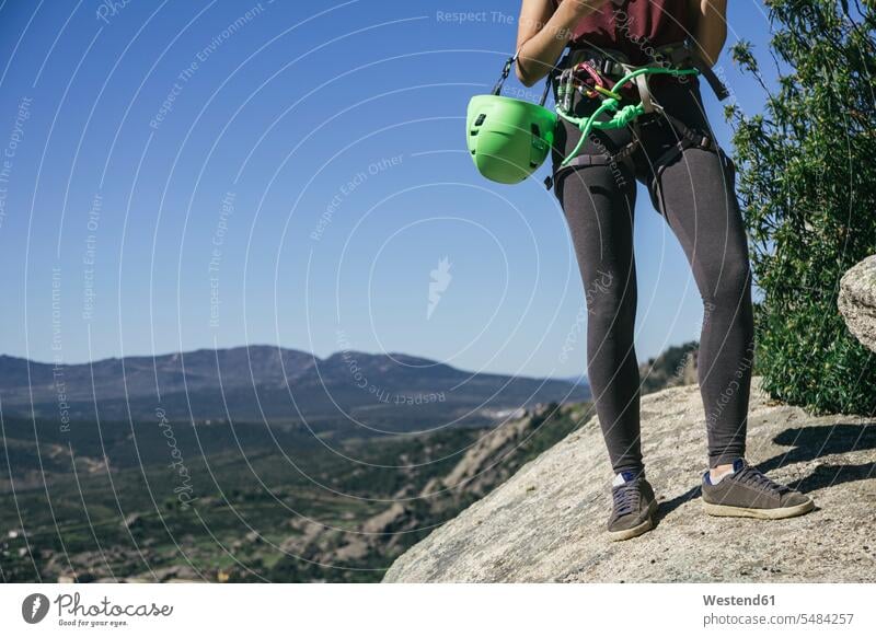 Beine einer Kletterfrau mit Kletterausrüstung Europäer Kaukasier Europäisch kaukasisch Außenaufnahme draußen im Freien klettern steigen Herausforderung