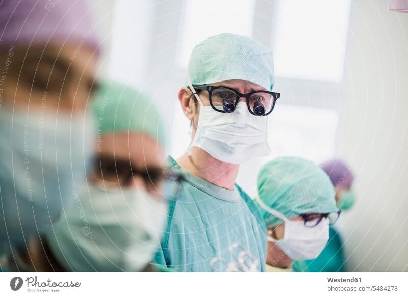 Chirurgen im Operationssaal Arzt Doktoren Ärzte Medizin medizinisch Gesundheitswesen Chirurgie OP OPs Op-Saele Op-Säle Op-Saal Operationssaele Krankenhaus