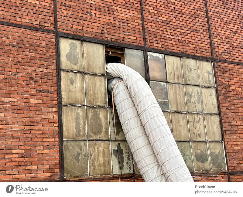 Schläuche in einer alten Fabrik Gebäude Industrieanlage Architektur Außenaufnahme Fassade Menschenleer Mauer Wand