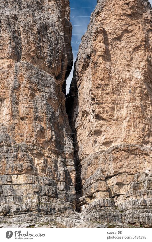 Bergsteiger beim Aufstieg auf die 3 Zinnen im Dolomitengebirge Berge u. Gebirge Felsen Klettern Riss Klippe robust klein einsam hoch steil zwei Menschen Aktion
