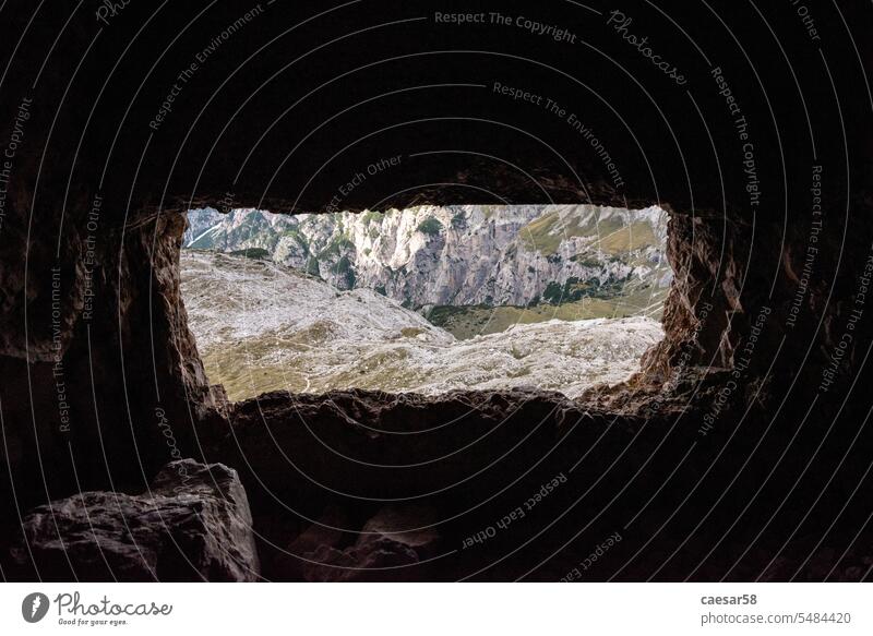 Blick durch eine alte Schießscharte in einer Alpenfestung aus dem Ersten Weltkrieg, die die ehemalige österreichisch-italienische Grenze in den Dolomiten markiert, Südtirol