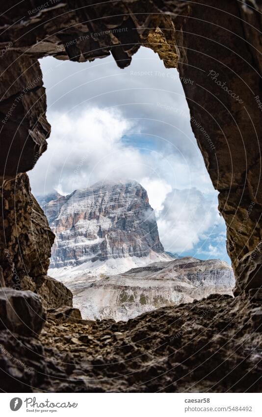 Blick aus einer Schießscharte des Lagazuoi-Tunnels, gebaut während des Ersten Weltkriegs, Dolomiten in Südtirol Krieg Felsen Reittier Tourismus Denkmal Golfloch