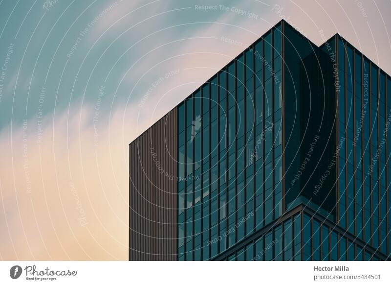 Gebäude aus Glas und Metallstrukturen mit dem Himmel in Bewegung im Hintergrund Architektur Architektur und Gebäude Moderne Architektur Architekturfotografie