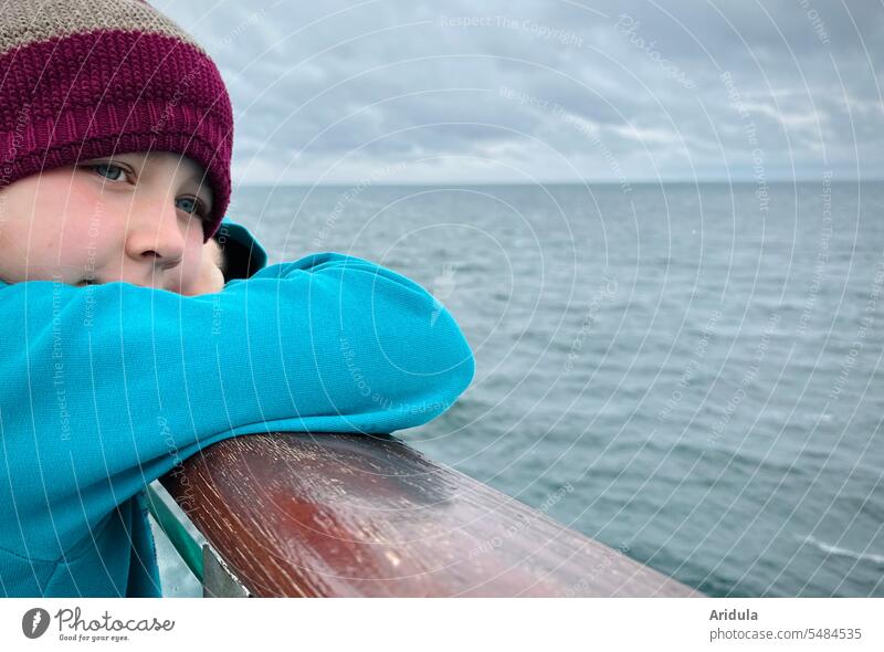 Kind steht an der Reling einer Fähre und schaut hinaus auf die graue Ostsee Mädchen Meer Blick in die Ferne Schifffahrt Reise Ferien & Urlaub & Reisen Wasser