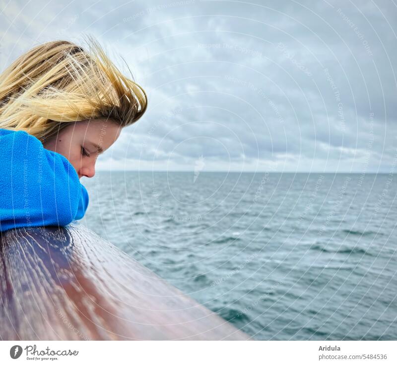 Kind steht an der Reling einer Fähre und schaut runter auf die graue Ostsee Meer Schifffahrt Reise Ferien & Urlaub & Reisen Wasser Ferne An Bord Schiffsdeck