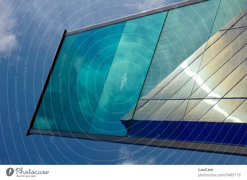 Himmelskörper blauer Himmel Wolken Reflexion Spiegelung schönes Wetter modern abstrakt Formen Strukturen Gebäude Fassade futuristisch futuristische Konstruktion
