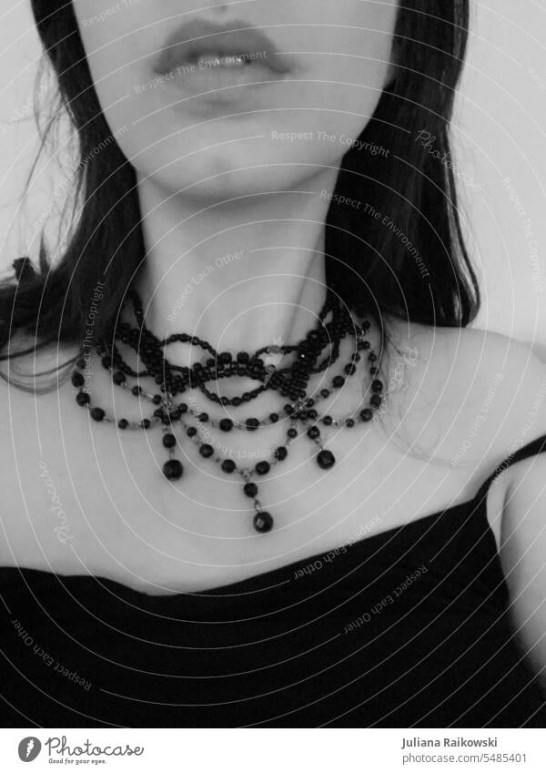 Schwarze Perlenkette am Hals einer Frau Kette Schmuck glänzend Halskette Detailaufnahme Dekoration & Verzierung schön Mode Gothic Schwarzweißfoto Accessoire
