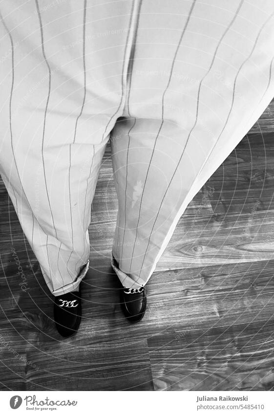 Weiße Anzughose mit Nadelstreifen Mode Hose Bekleidung Beine Frau Stil Lifestyle stehen trendy elegant schön Erwachsene Schwarzweißfoto Schuhe Design