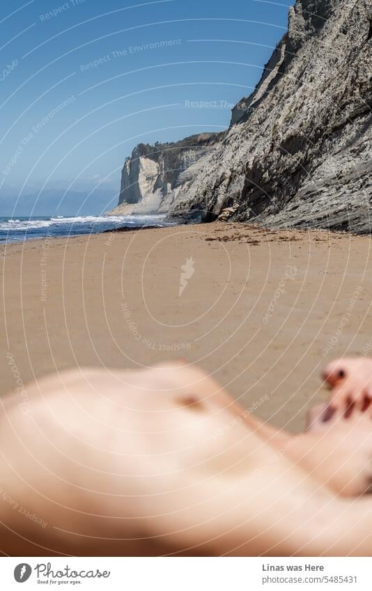Ein sehr sommerlicher Rahmen mit einem wunderschönen nackten Mädchen, das sich an einem Nacktstrand in Korfu, Griechenland, entspannt. Die Urlaubsstimmung ist da und die ganze Sexiness liegt in der Luft. Sexy Kurven, Brustwarzen nach außen, ein bisschen unscharf.