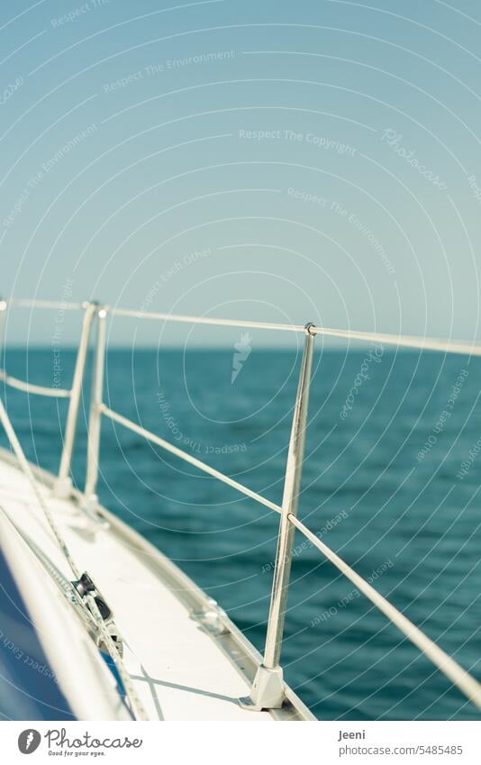 Segeln Segelboot Ostsee Wasser blau Meer Ferien & Urlaub & Reisen Segelschiff Freiheit Abenteuer Wassersport Ferne Horizont Wind Wellen Himmel Sommer Reling