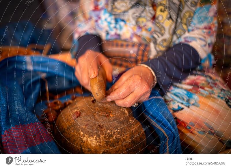 Arganölmanufaktur Kerne der Arganfrucht Marokko Manufaktur Handarbeit Ölmanufaktur Farbfoto zerschlagen Hände Steine knacken aufbrechen"