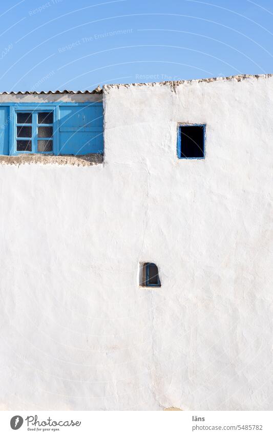 Blaues Auge l Fassade mit drei unterschiedlichen Fenstern Marokko Essaouira Menschenleer Wand Afrika Ferien & Urlaub & Reisen Textfreiraum oben