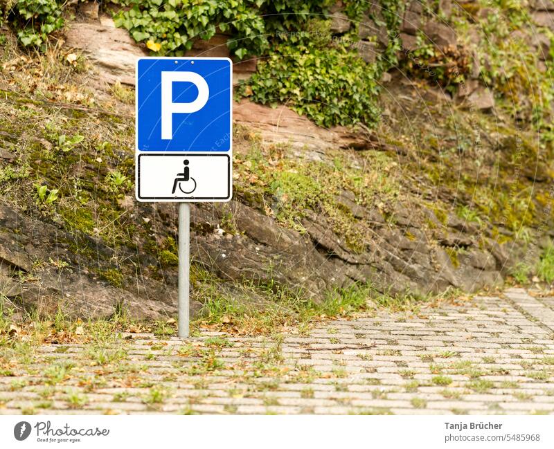 Blaues Verkehrsschild Parkplatz für Gehbehinderte mit Schwerbehindertenparkausweis (Symbol Rollstuhlfahrer) Parkplatz für Schwerbehinderte