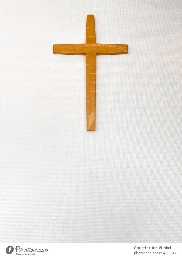 Ein schlichtes Holzkreuz an einer weißen Wand Kreuz Christliches Kreuz Religion & Glaube Christentum Seelsorge Zeichen Hoffnung Symbole & Metaphern authentisch