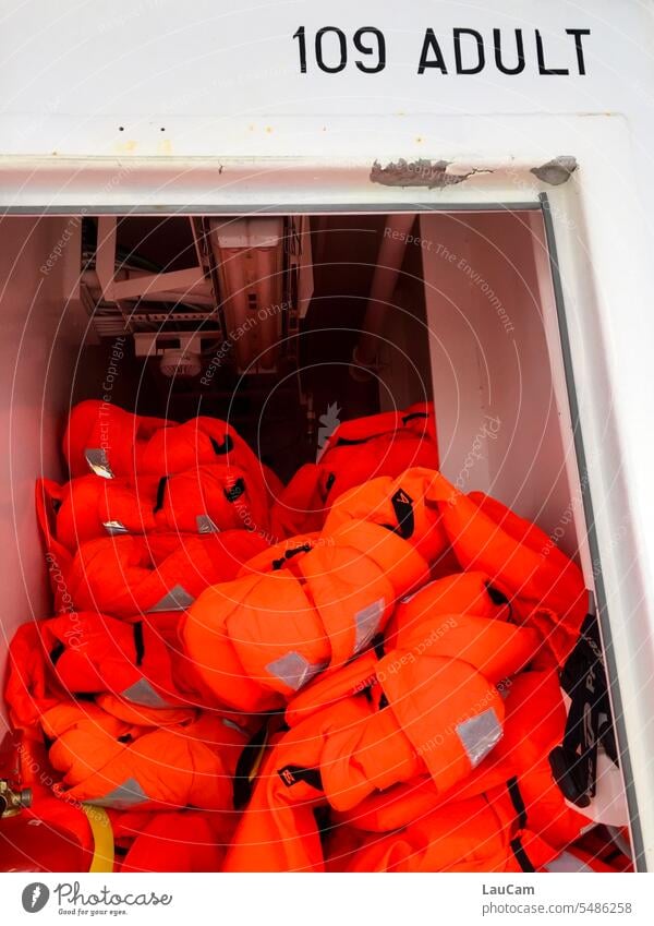 Lebensretter - 109 Schwimmwesten Rettungswesten rot orange Signalfarbe schwimmen ertrinken Notfall Lebensrettung retten lebensrettend SOS Sicherheit Schutz