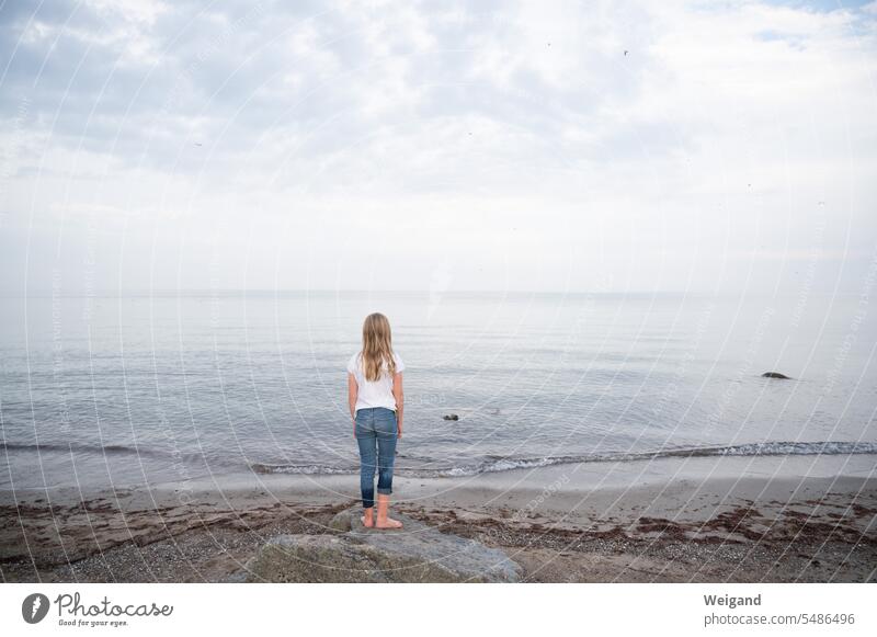 Mädchen am Meer Jugend Kind Entspannung Ferien Trauer Klarheit Weite allein Sommer Urlaub Ostsee Nordsee Wasser Strand