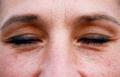 geschlossene Augen gedanken träumen nachdenklich verträumt Gesichtsausdruck Haut Augenbraue Porträt Wimpern feminin Nase nasenrücken Stirn Sommersprossen