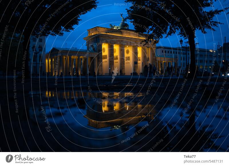 Das Brandenburger Brandenburger Tor berlin Berlin-Mitte bauwerk deutschland Historie historisch osten westen mauer regen spiegelung