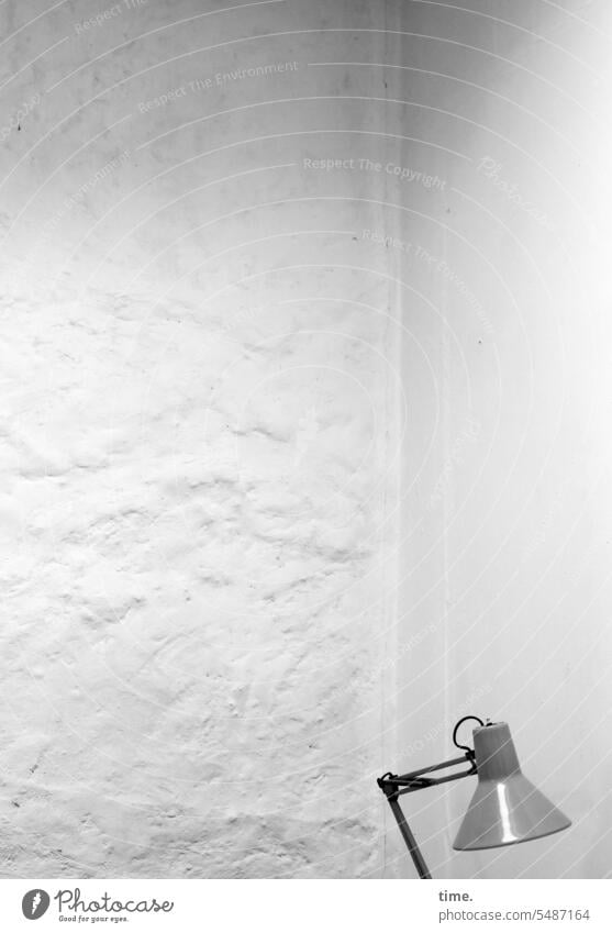 Randbemerkung Lampe Wand Zimmer WandMauer geneigt gesenkt Leselampe Schreibtischlampe Zimmerecke Raum Schatten Häusliches Leben Innenarchitektur Kontrast wohnen