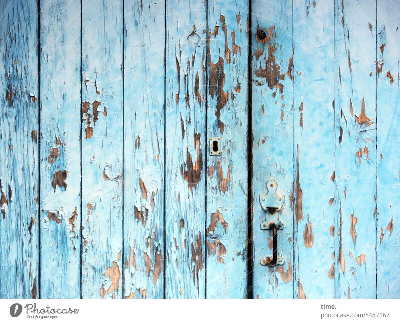 Entrees (56) Tür Klinke alt abgeblättert Holz Lack himmelblau Scharnier Eisen Eingang Griff Metall verschlossen Detailaufnahme Strukturen & Formen Türgriff