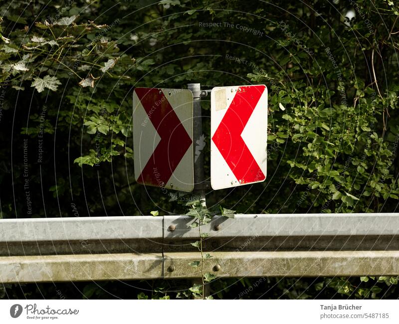 Warnschilder mit roten Pfeilen - Achtung Kurve! gefährliche Kurve scharfe Kurve Leitplanke Rote Pfeile auf weißem Grund Wegweiser Schilder & Markierungen