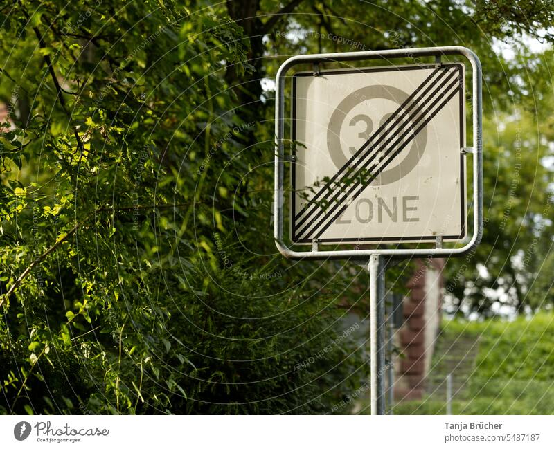 Zone 30 Geschwindigkeitsbegrenzung aufgehoben, Schild im Grünen Ende Zone 30 30er Zone Begrenzung aufgehoben Verkehrsschild Verkehrszeichen Sicherheit