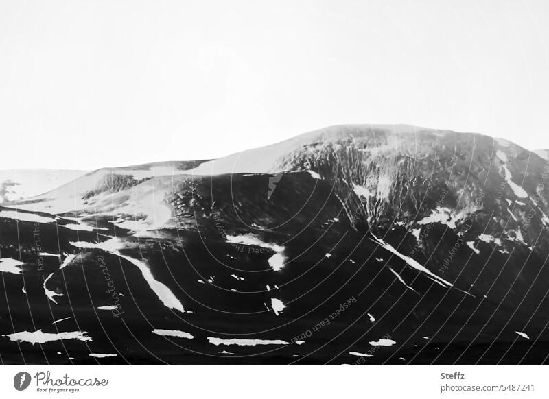 Berge und Hügel auf Island Nordisland isländisch Felsen Felsformation felsig einsam Schneereste nordisch düster dunkel sagenhaft Stille Ruhe Einsamkeit