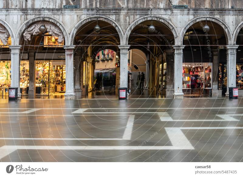 Der Markusplatz in Venedig bei schlechtem Wetter und Flut, Venedig Europäer Durchgang Geschäfte Bögen Langzeitbelichtung Wasser Barock Kolonnade aqua alta