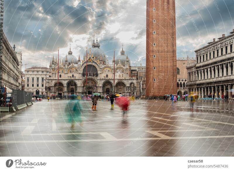 Der Markusplatz in Venedig bei schlechtem Wetter und Flut, Venedig Kathedrale Wahrzeichen san marco Campanile Himmel Wolken Quadrat Spaziergang Belichtung