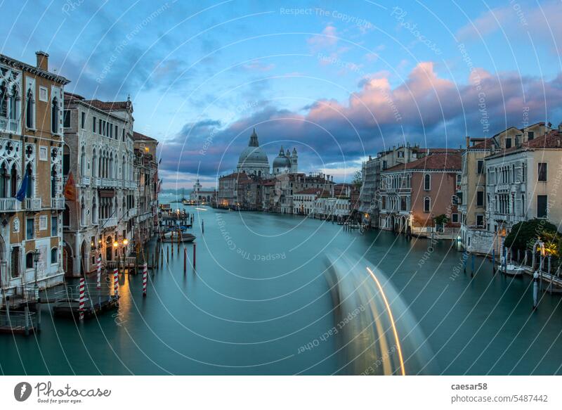 Blick auf den Canal Grande von der Ponte dell' Accademia am Morgen, Venedig Boot Kuppel herrschaftlich Kanal Santa Maria Sonnenaufgang Cloud farbenfroh Himmel