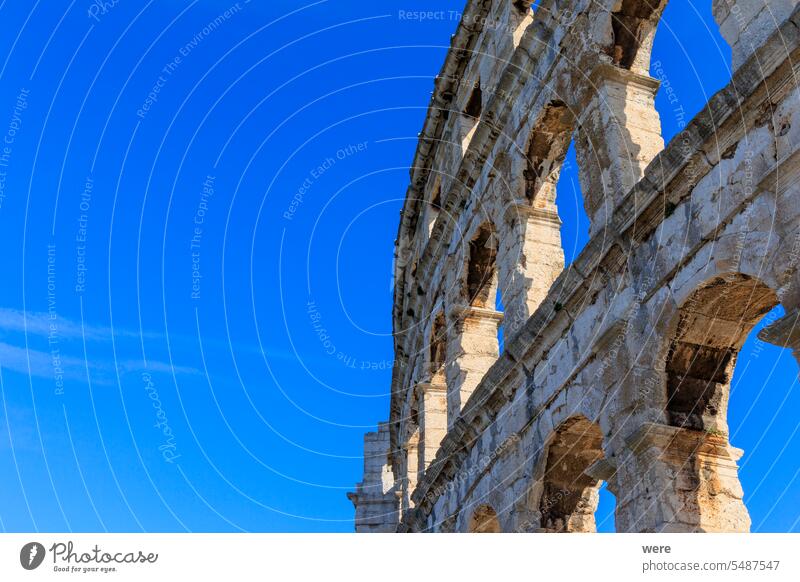 Die Ruinen der römischen Arena in der kroatischen Stadt Pula unter blauem Himmel an einem sonnigen Tag Kroatisch pula Römer Blauer Himmel Gebäude Großstadt