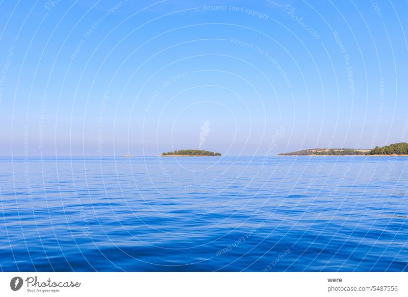 drei flache Inseln an einem sonnigen Tag mit blauem Himmel im Meer bei Rovinj in Kroatien MEER Wasser Blauer Himmel Textfreiraum Tropf Ertrinken historisch