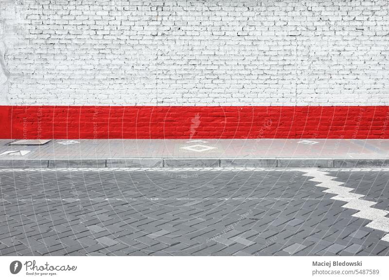 Straßenansicht einer alten Backsteinmauer, städtischer Hintergrund. Wand Großstadt Baustein urban Außenseite Straßenbelag Textfreiraum keine Menschen im Freien