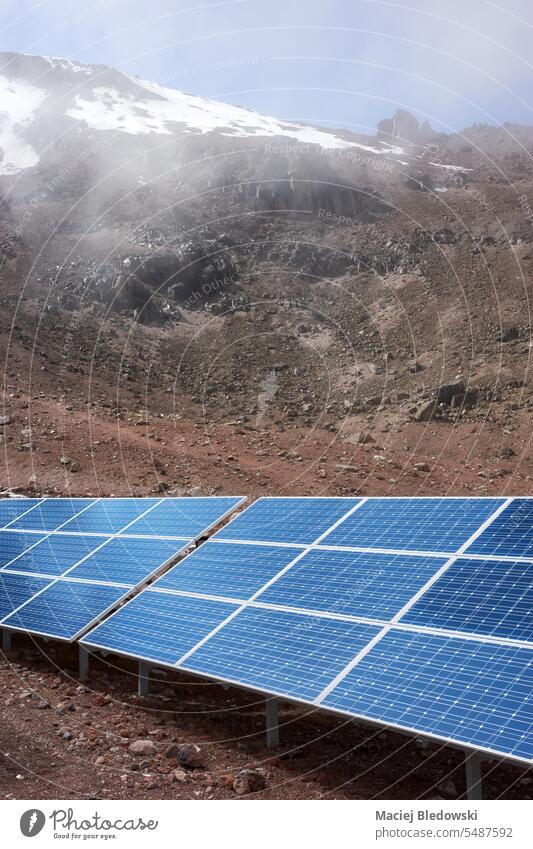 Sonnenkollektoren mit dem Vulkan Chimborazo im Hintergrund, selektiver Fokus, Ecuador. Sonnenlicht Elektrizität Photovoltaik pv Natur Berge u. Gebirge Zelle