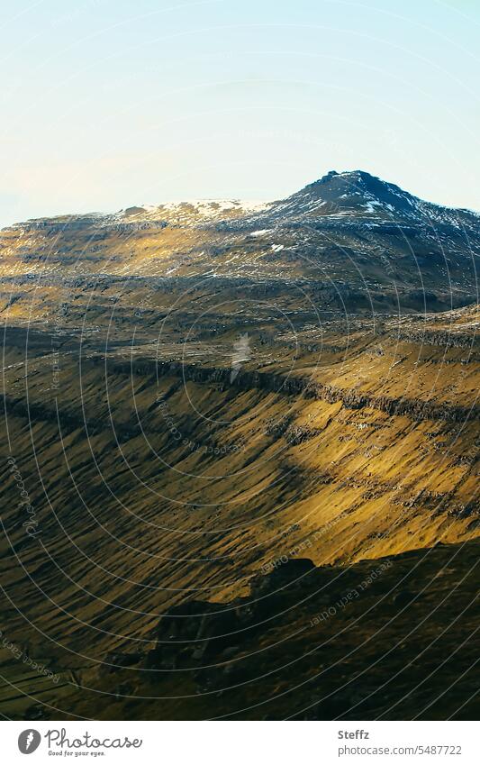 Färöer Insel im Licht und Schatten Färöer-Inseln Färöer Inseln Schafsinseln Färöerinseln Felseninsel Streymoy Schneereste Felsformation friedlich ruhig karg