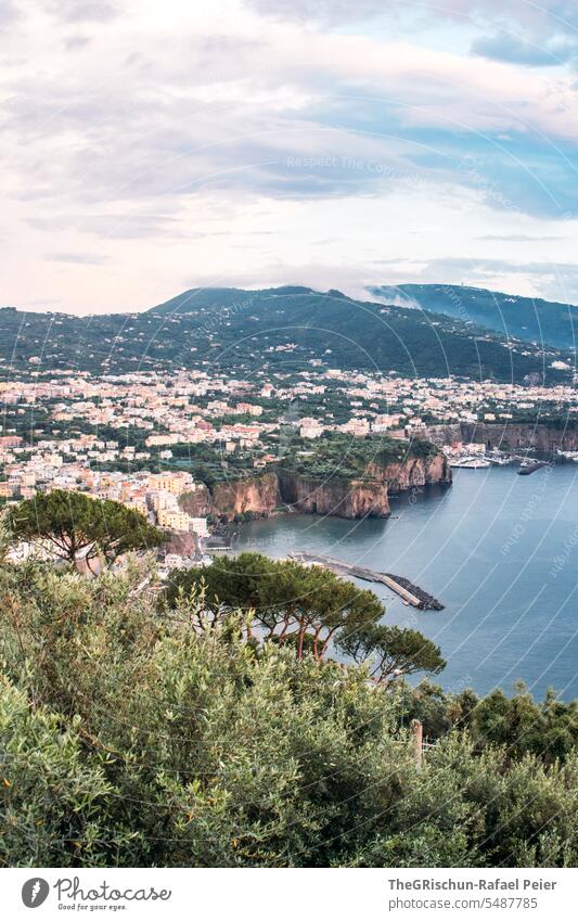 Amalfiküste - Aussicht auf eine Stadt auf der Klippe Italien Küste Sommer Landschaft Natur Tourismus Ferien & Urlaub & Reisen Häuser küsten Bäume Farbfoto