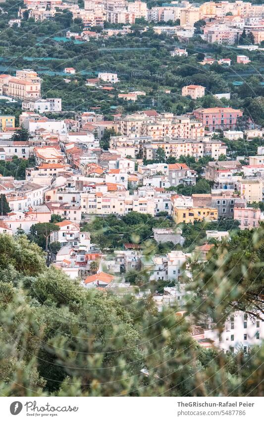 Amalfiküste - Aussicht auf kleines Dorf am Hügel Italien Küste Sommer Landschaft Natur Tourismus Ferien & Urlaub & Reisen Häuser küsten Bäume Klippe Farbfoto