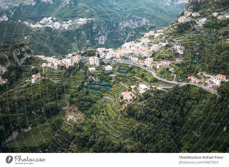 Amalfiküste - Aussicht auf kleines Dorf auf dem Hügel Positano Italien Küste Sommer Landschaft Natur Tourismus Ferien & Urlaub & Reisen Meer Wasser Häuser