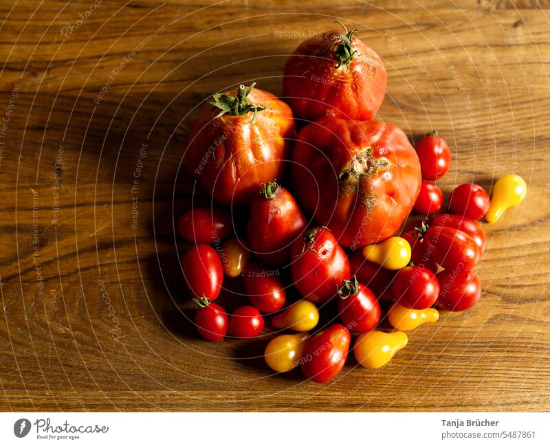 Rote und gelbe Tomaten von oben auf gemasertem Holztisch Bio-Gemüse frisch Ernährung Gesunde Ernährung Bioprodukte Vegetarische Ernährung rot Ernte Garten