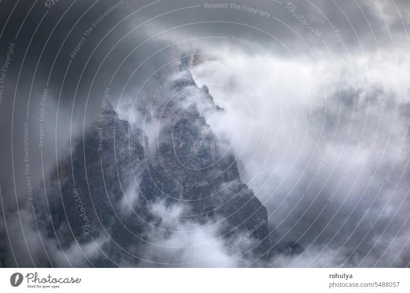 dramatische Gewitterwolken um Felsen Gipfel Berge Zugspitze Nebel Cloud Wolkenlandschaft Unwetter Wetter Regen Dusche Ansicht malerisch Landschaft Natur