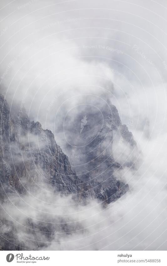 Berge in dramatischen Wolken Felsen Gipfel Zugspitze Nebel Cloud Wolkenlandschaft Unwetter Wetter Regen Dusche Gewitter Ansicht malerisch Landschaft Natur