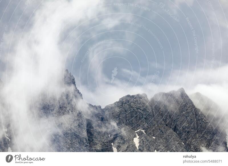 Nebel und Wolken über Berggipfeln Felsen Gipfel Berge Zugspitze Cloud Wolkenlandschaft Unwetter dramatisch Wetter Regen Dusche Gewitter Ansicht malerisch