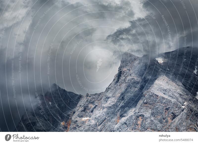 dramatische Gewitterwolken über der Zugspitze Gipfel Berge u. Gebirge alpin Alpen Felsen Top Stein Himmel Cloud Wolkenlandschaft Nebel Wetter Unwetter Regen