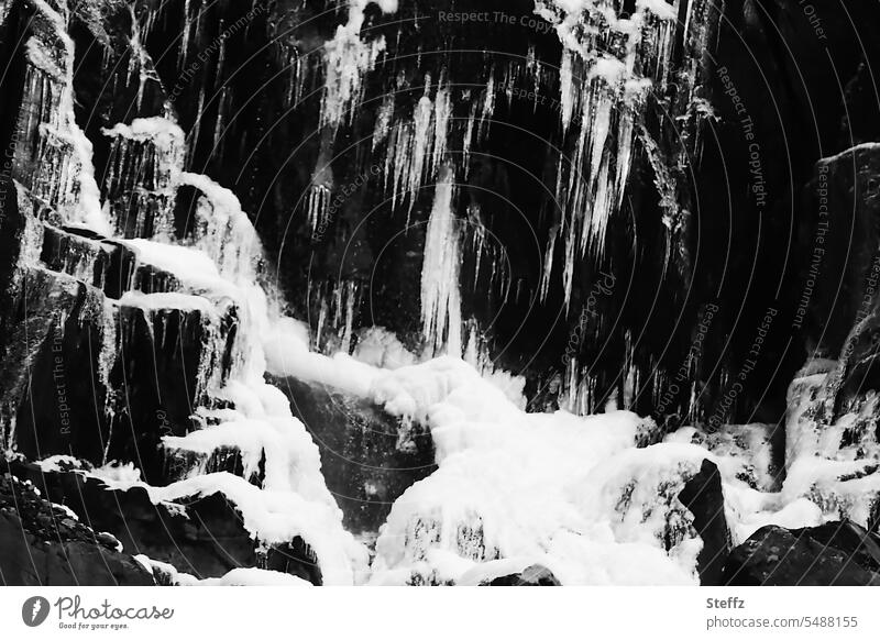 Wasserfallausschnitt mit Eis und Schnee auf Island isländisch Schnee und Eis Islandreise Eisfiguren Eiszapfen frierend frostig eiskaltes Wasser gefroren