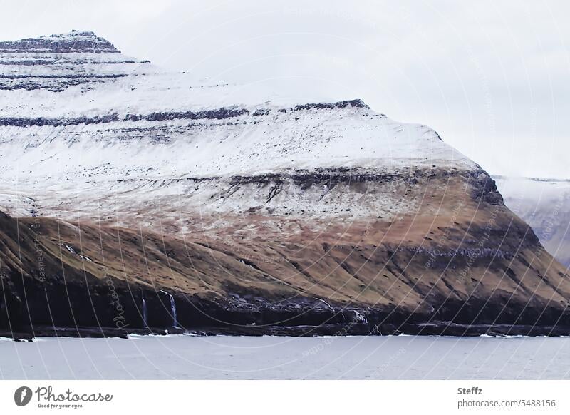 schneebedeckte Färöer-Insel Färöer Inseln Färöer-Inseln Schafsinseln Felsenklippe grau Schnee Norden Felseninsel Schneereste Atlantik ozeanisch malerisch Kälte