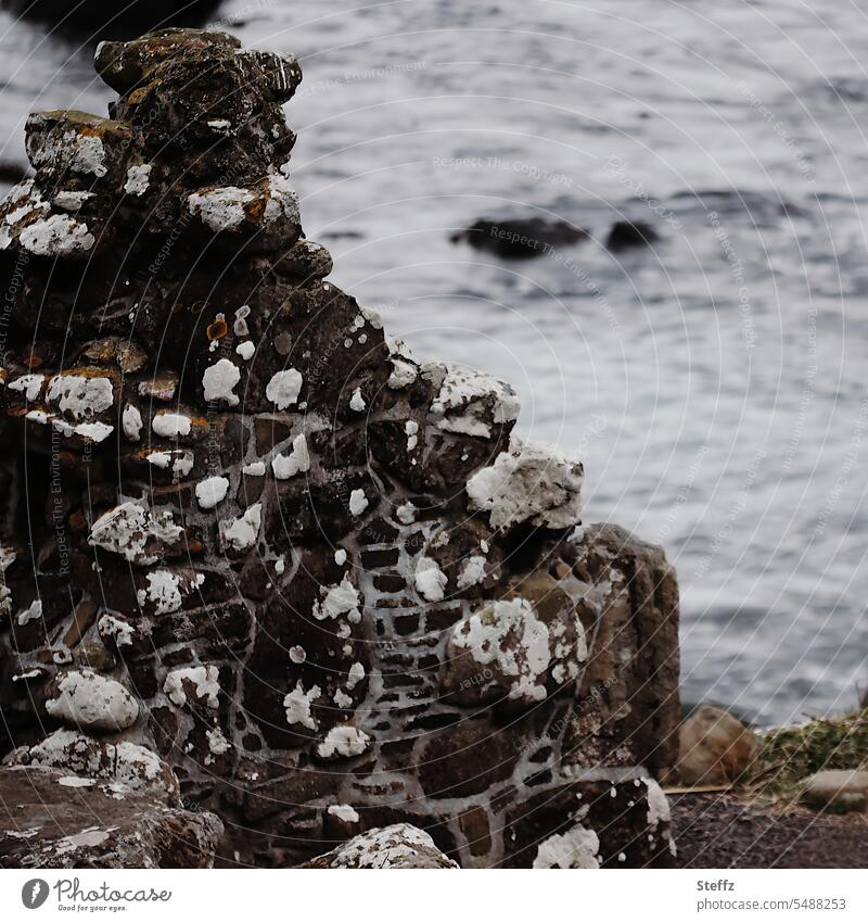 alte Steinmauer und das Meer auf den Färöer Inseln Färöer-Inseln Färöerinseln Schafsinseln Streymoy Ruine uralt verfallen verfallenes Haus Mauer Steine