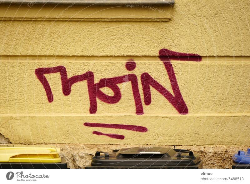 MOIN steht in weinroter Kunstschrift an einer Wand, vor der Müllkübel abgestellt sind moin Gruß Grußformel Grußwort Guten Tag Schönen Tag Graffiti Schmiererei